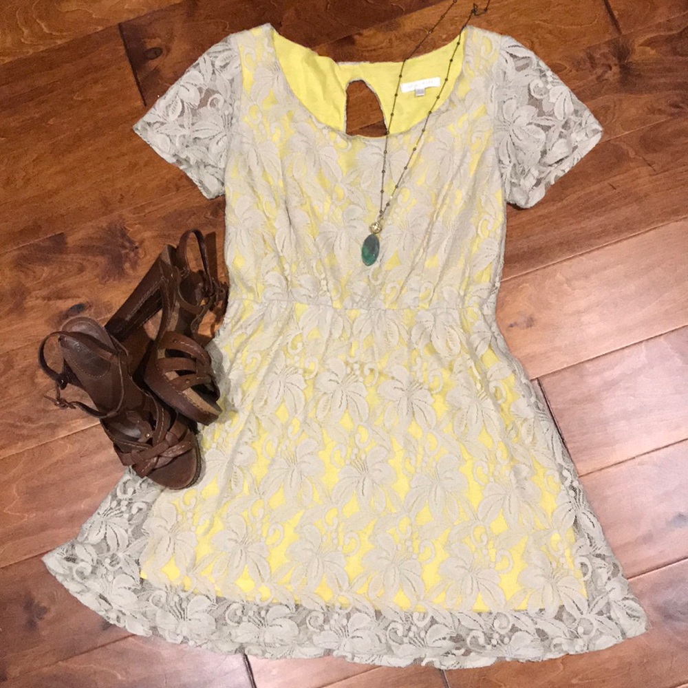 Lace dress with keyhole back